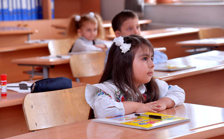 Şagird sayı az olan məktəblərdə bəzi fənlər hibrid formada keçiriləcək 