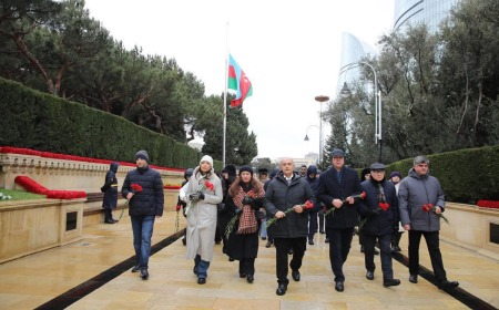 BSU-nun kollektivi Şəhidlər xiyabanını ziyarət edib