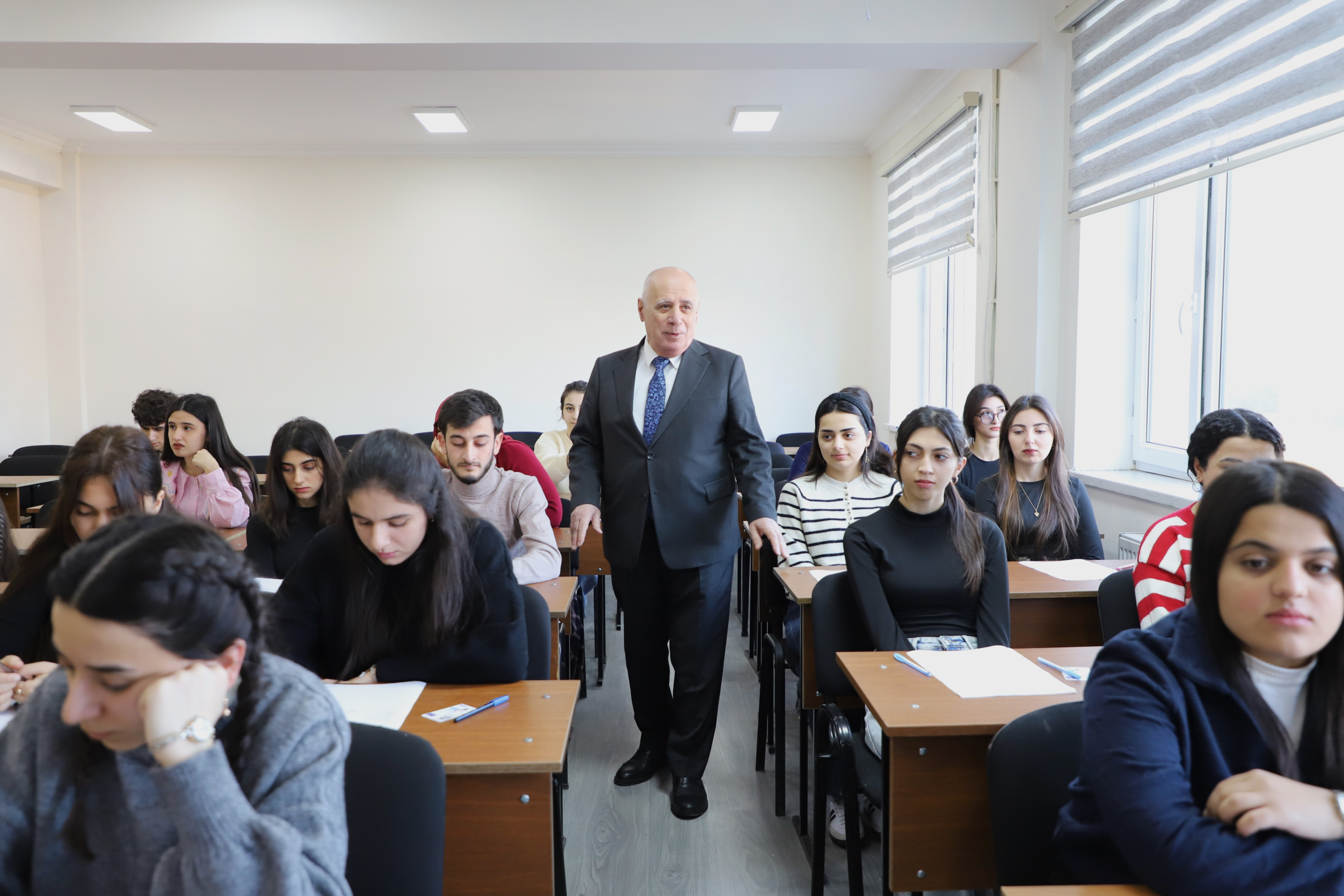 LDU-da imtahan sessiyası davam edir