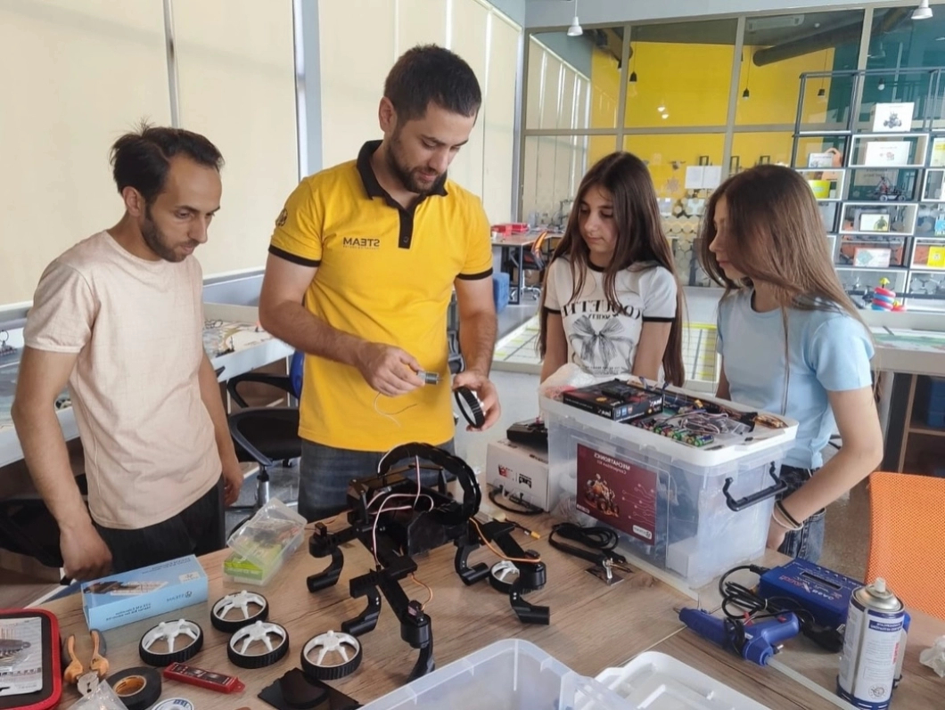 STEAM mərkəzlərində yeni təlim qruplarına qeydiyyat başlayıb