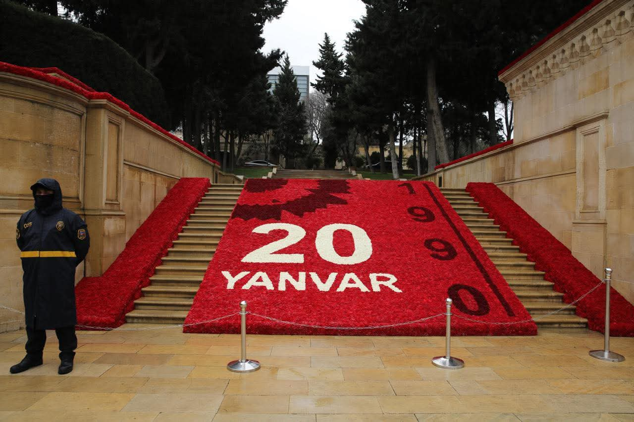 BSU-nun kollektivi Şəhidlər xiyabanını ziyarət edib