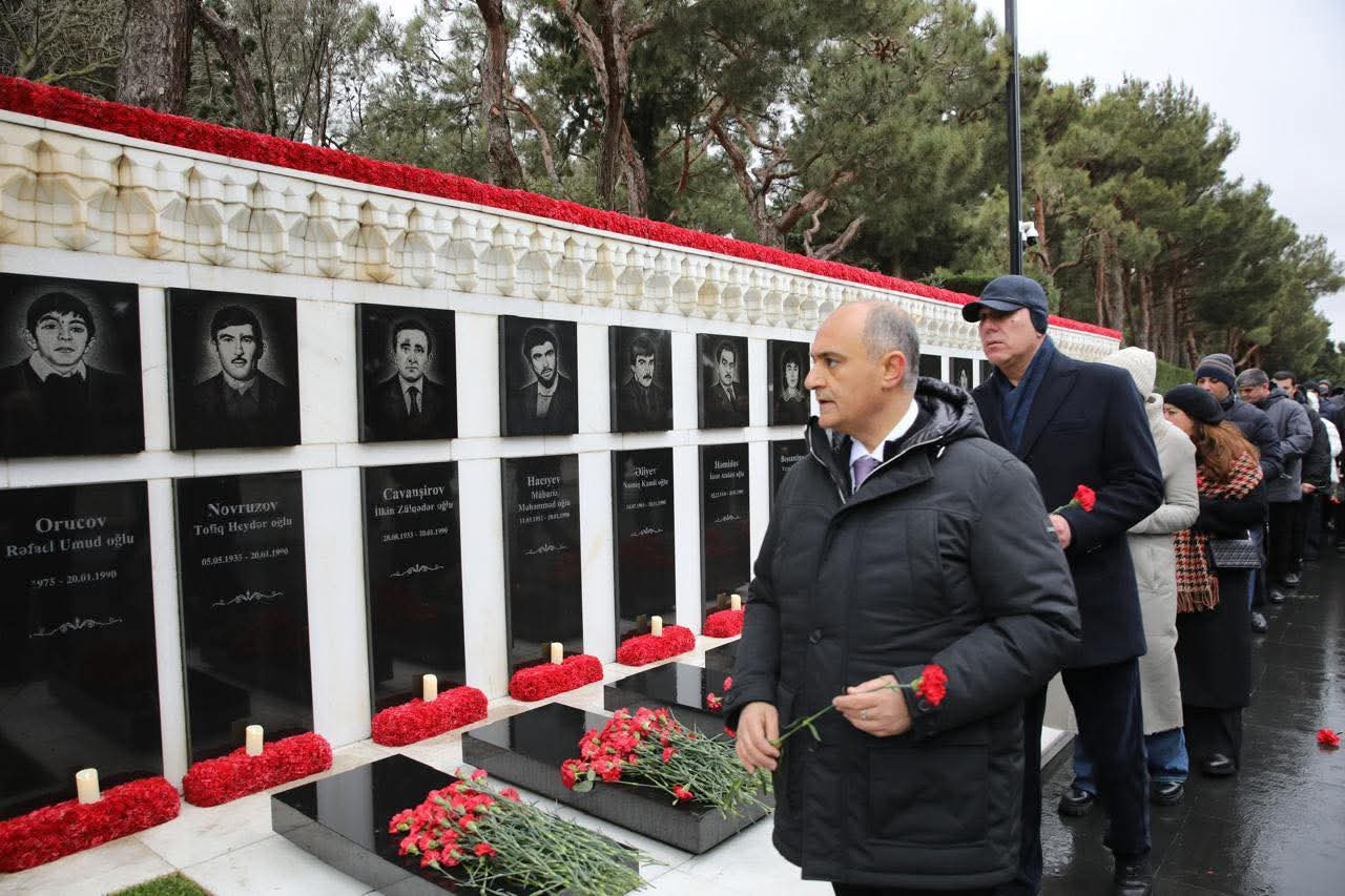 BSU-nun kollektivi Şəhidlər xiyabanını ziyarət edib
