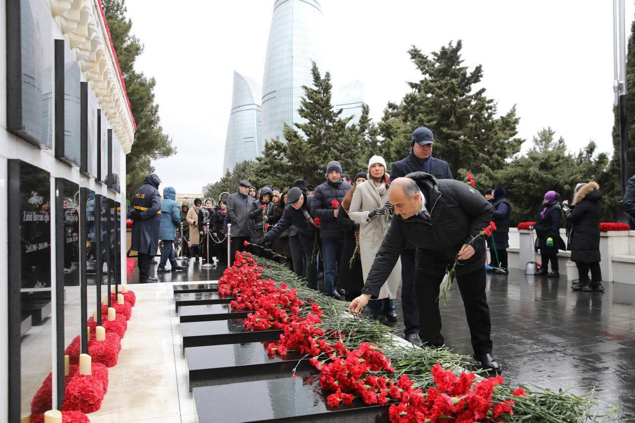 BSU-nun kollektivi Şəhidlər xiyabanını ziyarət edib
