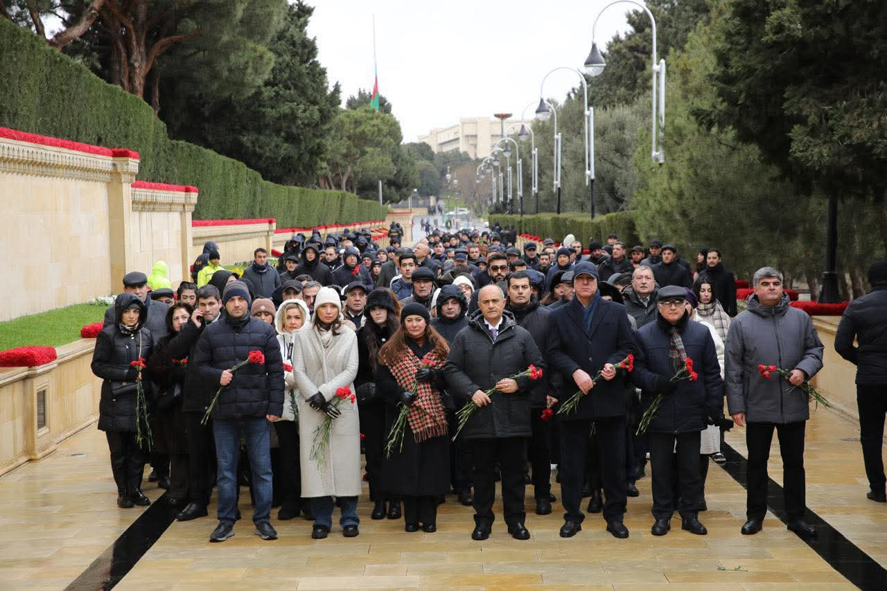 BSU-nun kollektivi Şəhidlər xiyabanını ziyarət edib