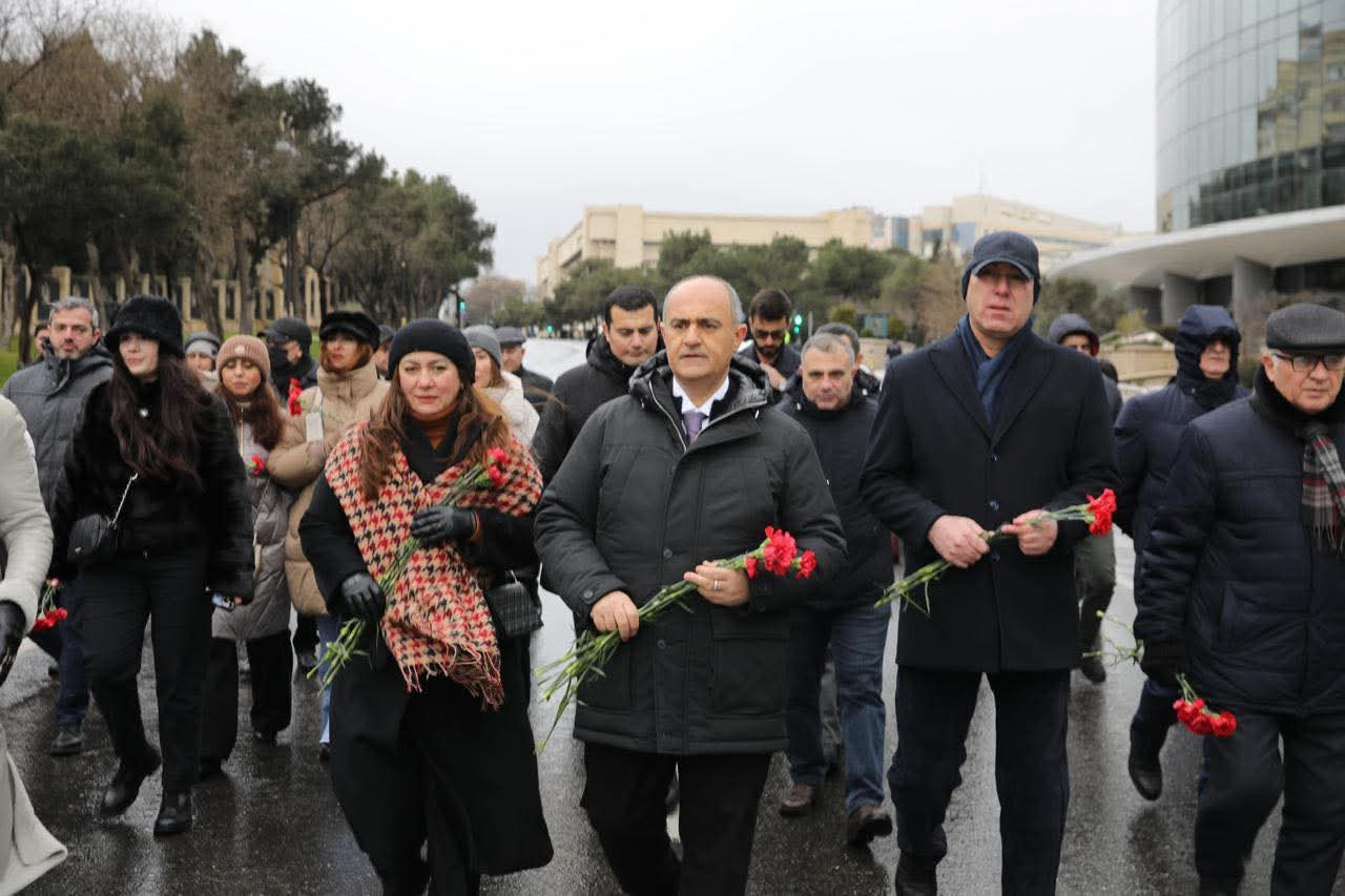 BSU-nun kollektivi Şəhidlər xiyabanını ziyarət edib