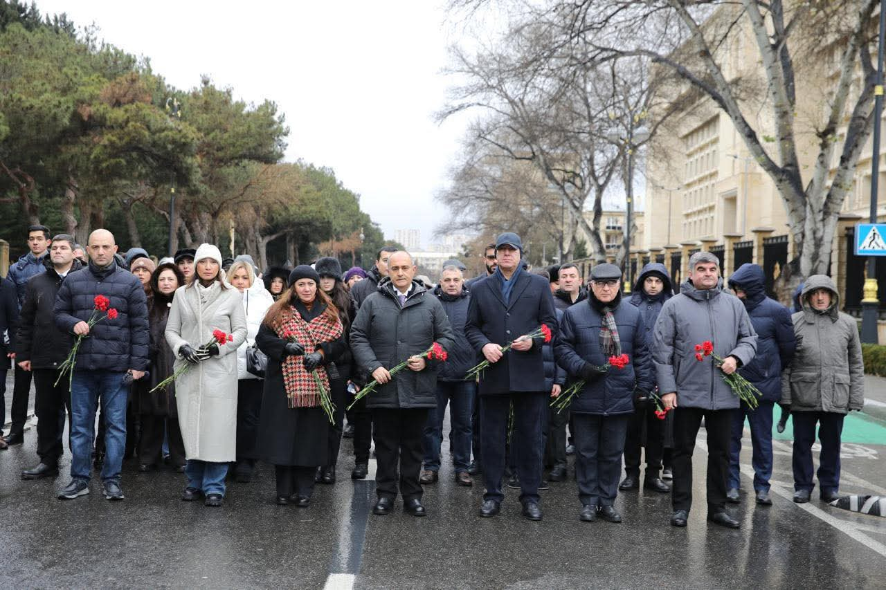 BSU-nun kollektivi Şəhidlər xiyabanını ziyarət edib