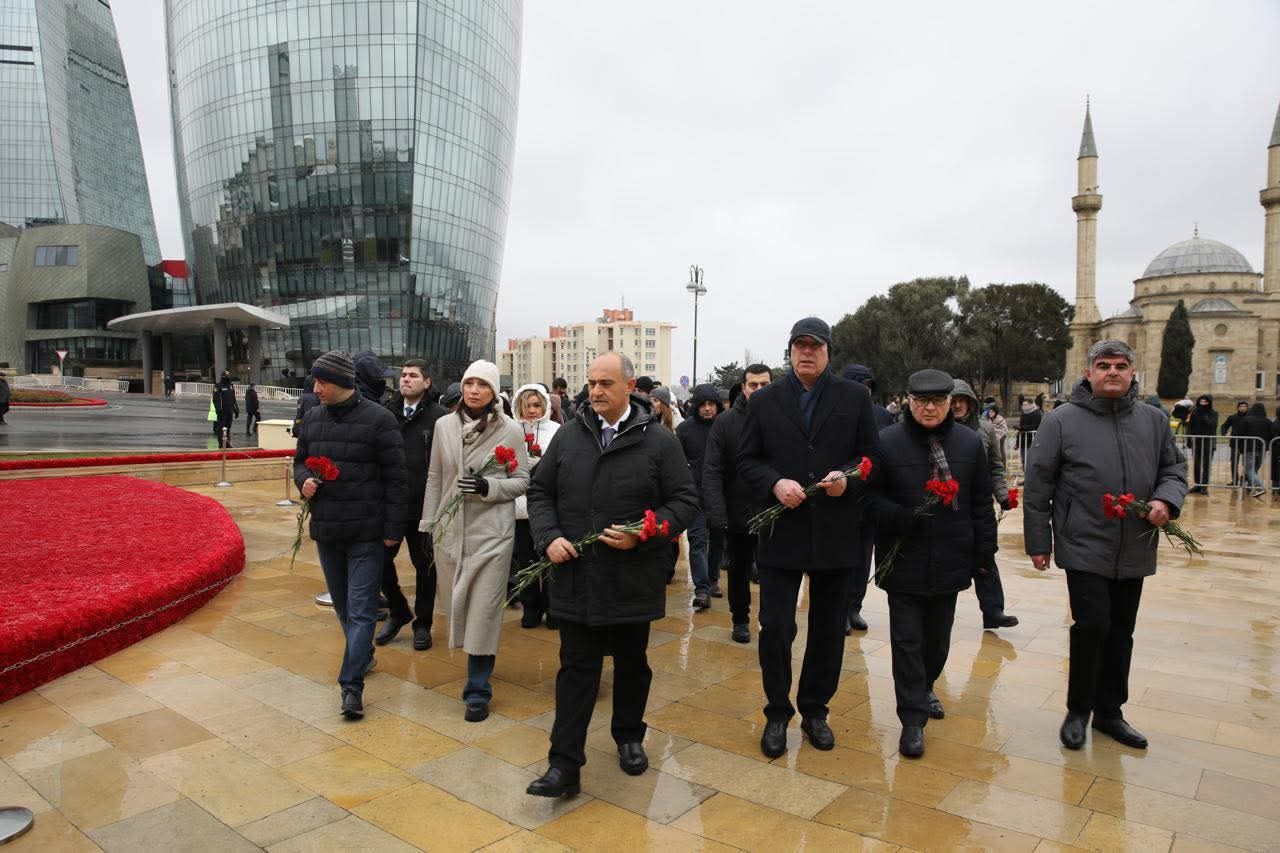 BSU-nun kollektivi Şəhidlər xiyabanını ziyarət edib