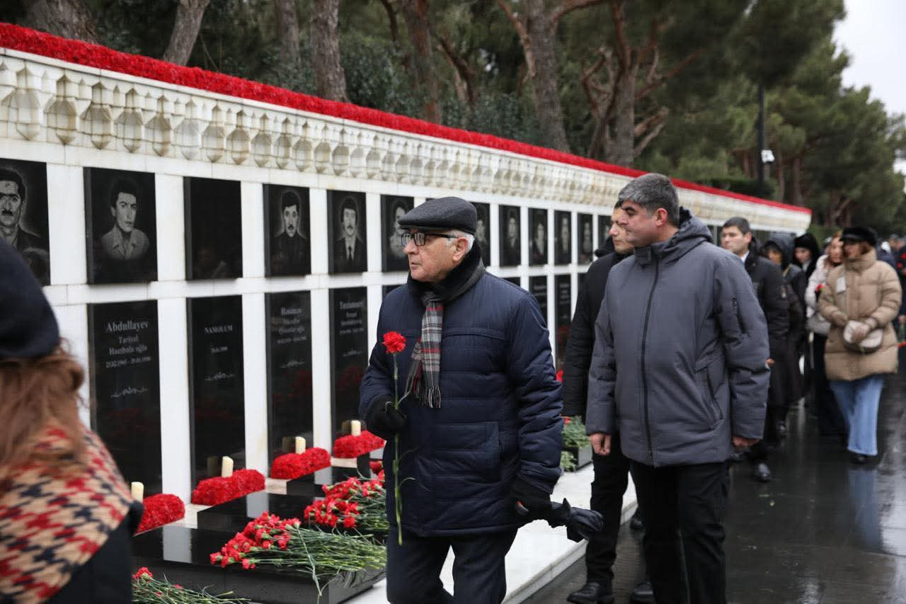 BSU-nun kollektivi Şəhidlər xiyabanını ziyarət edib