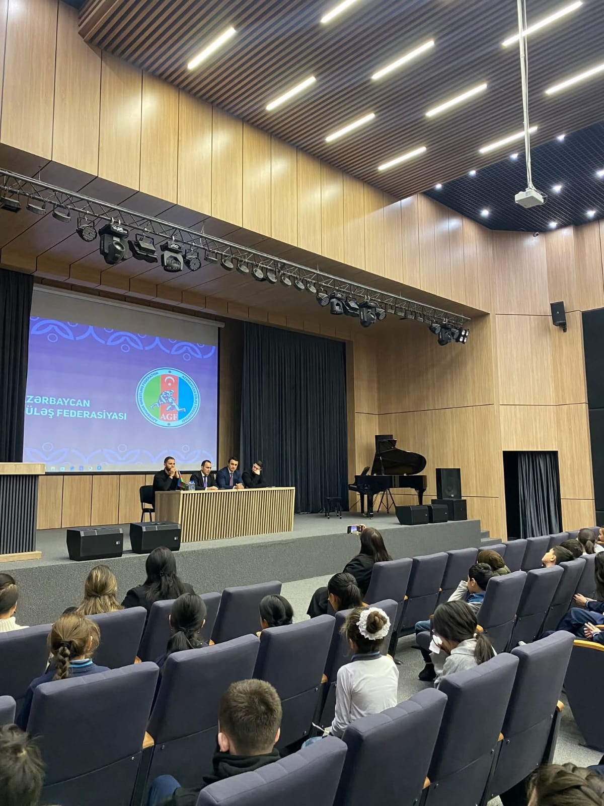 Olimpiya və dünya çempionları Şuşada məktəblilərlə görüşüblər