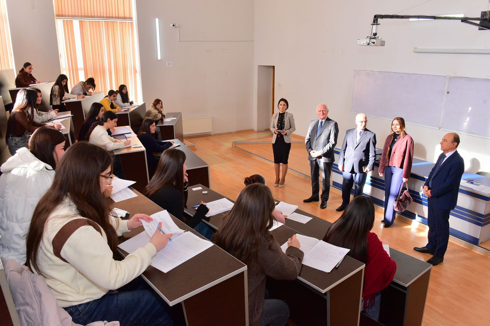 İctimai Şuranın üzvləri SDU-da imtahanların gedişini izləyiblər