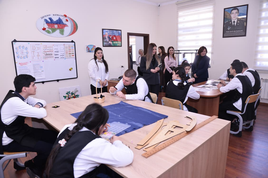 Bu sinifdə həm tikirlər, həm də güclənirlər