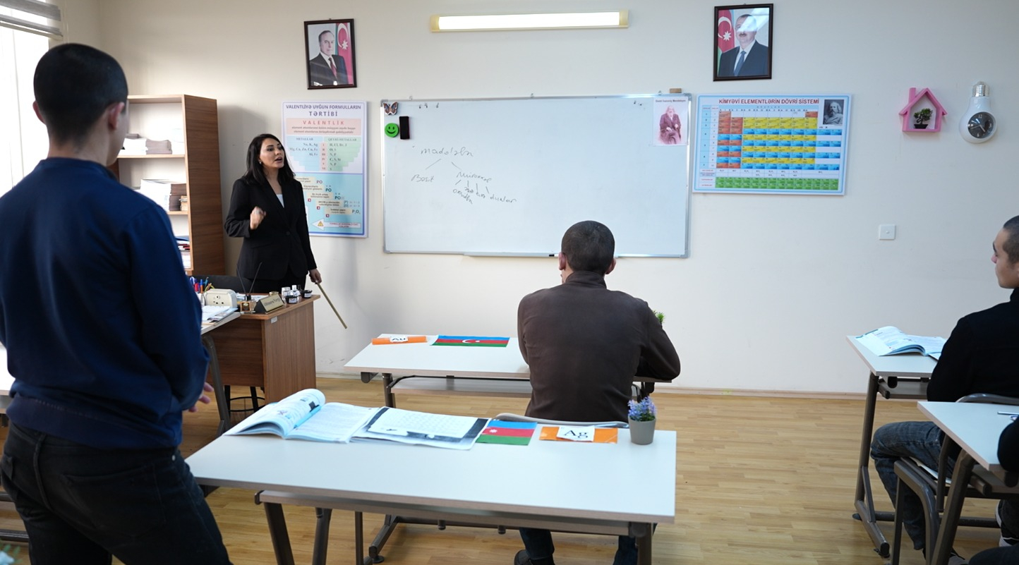 Yeniyetmə məhbuslar necə təhsil alırlar?