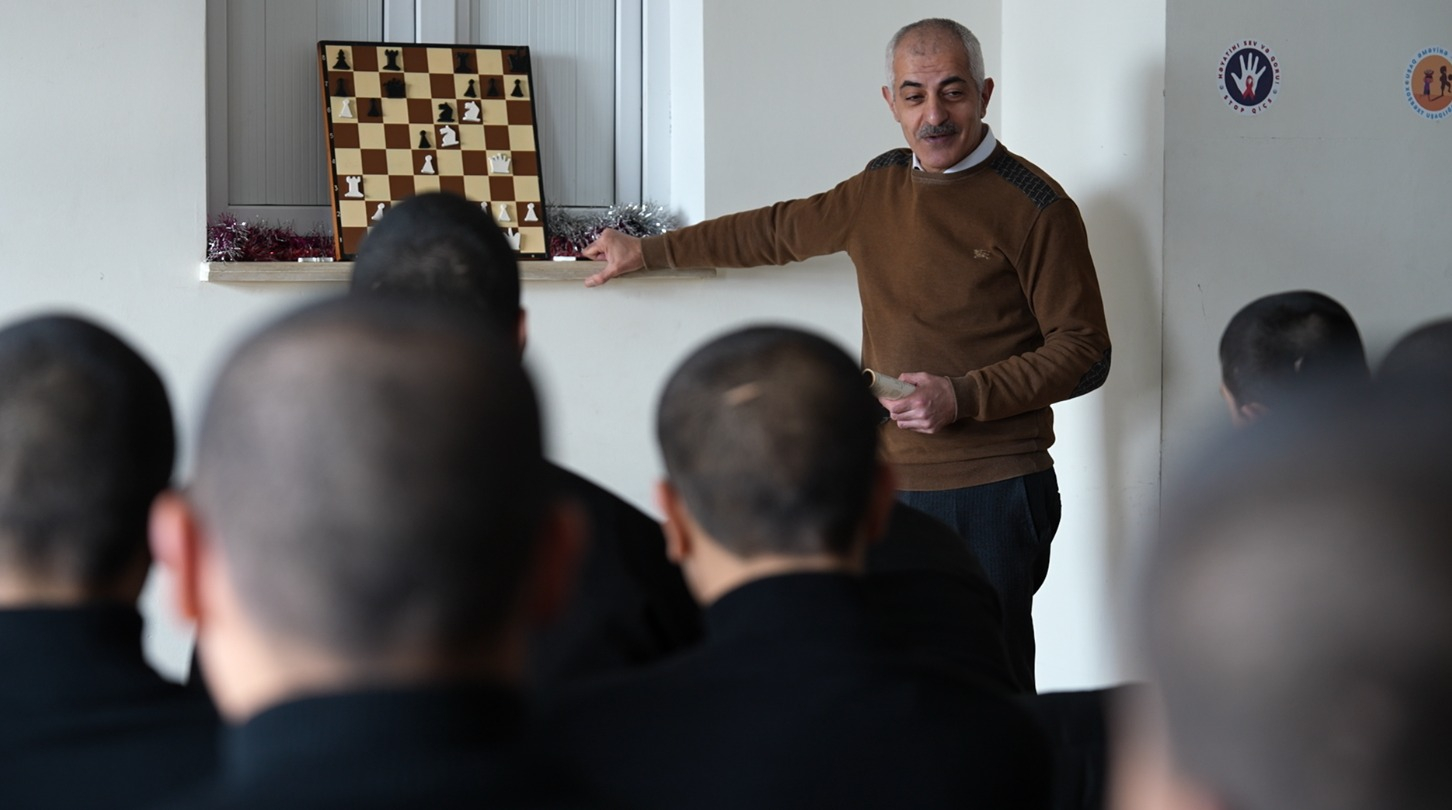 Yeniyetmə məhbuslar necə təhsil alırlar?