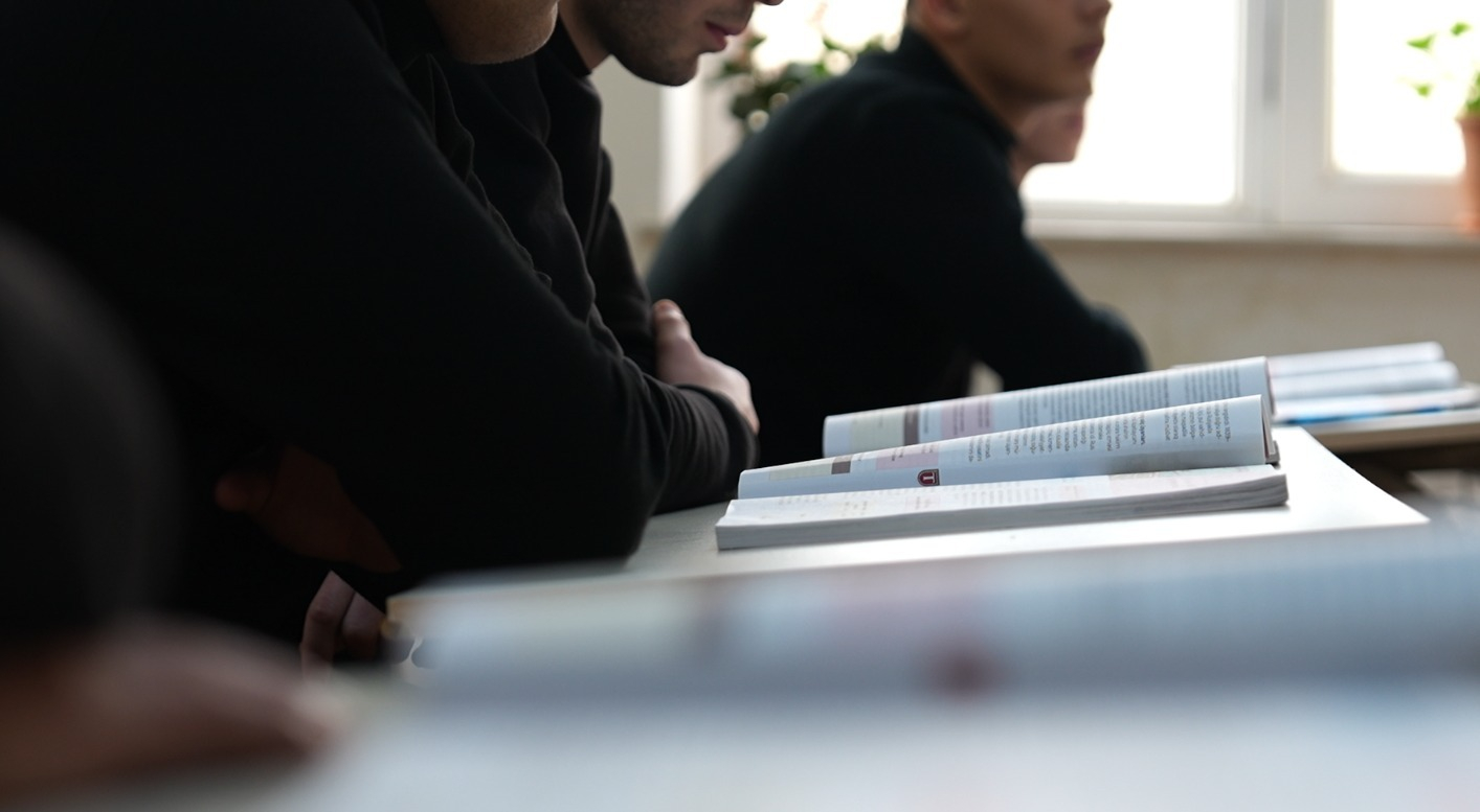 Yeniyetmə məhbuslar necə təhsil alırlar?