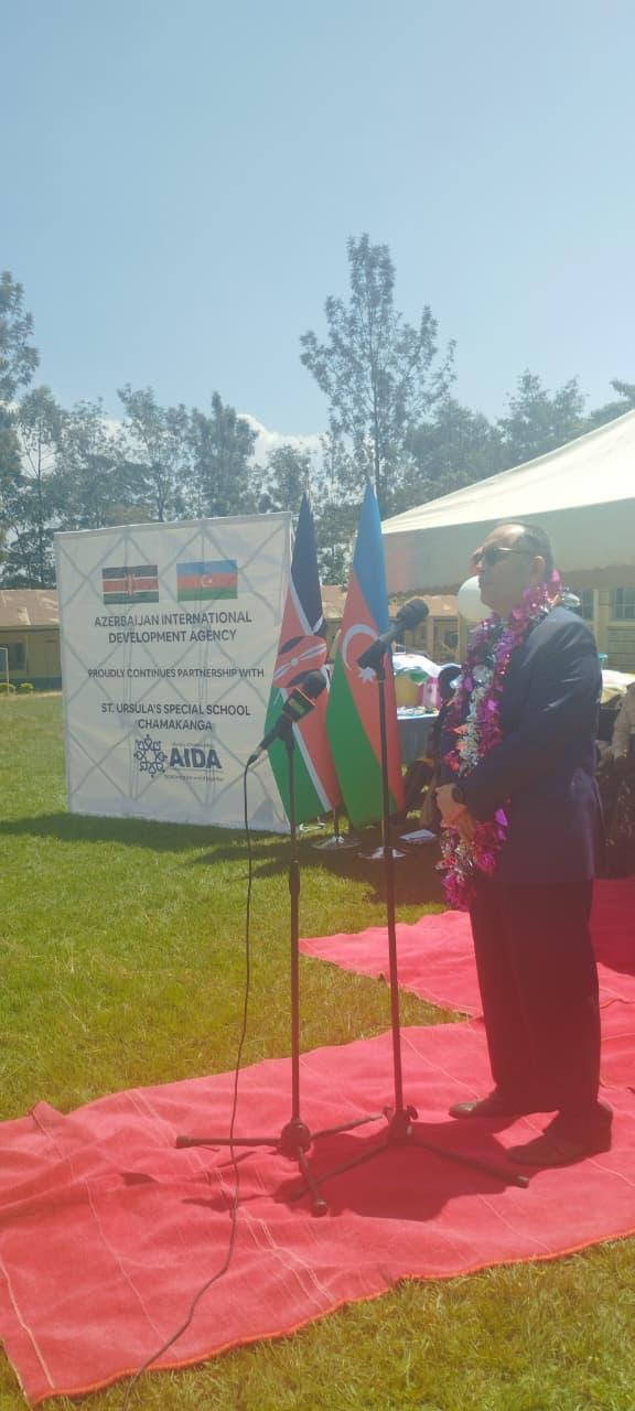 Azərbaycan Keniyadakı məktəbə humanitar yardım göndərib