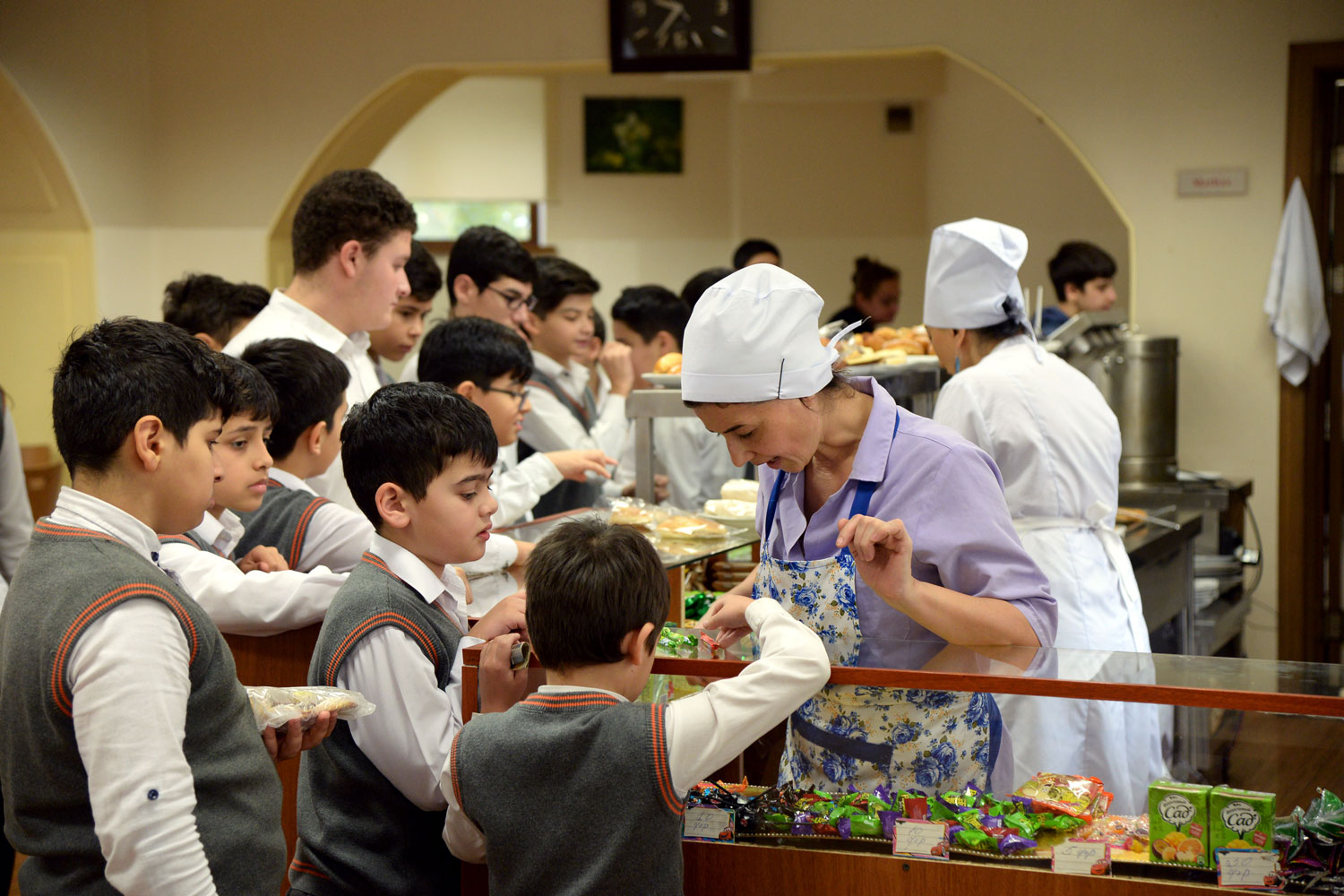 ÜST məktəblilər üçün qida standartlarını açıqlayıb