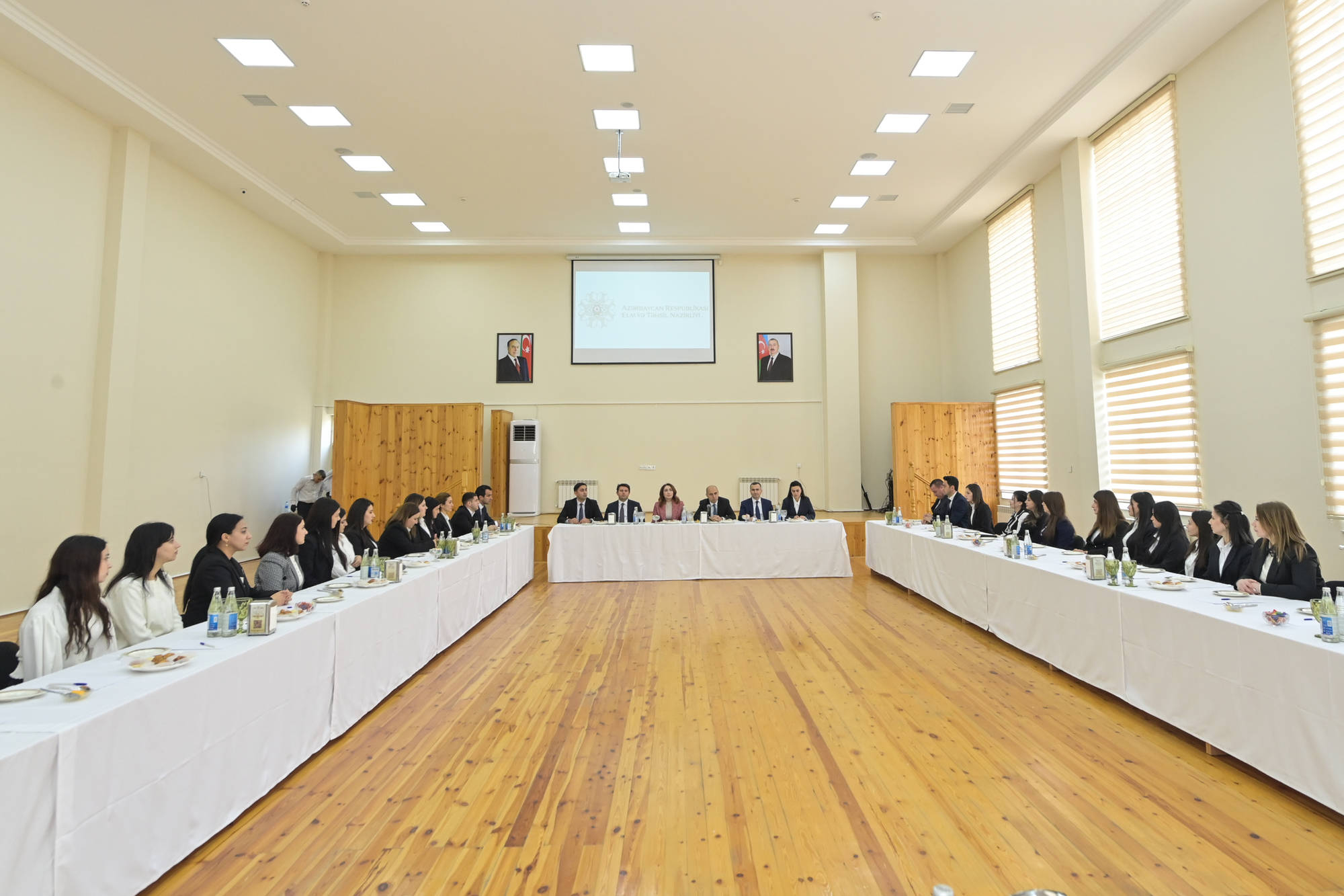 Elm və təhsil naziri Mərkəzi Aran üzrə gənc pedaqoji heyətlə görüşüb