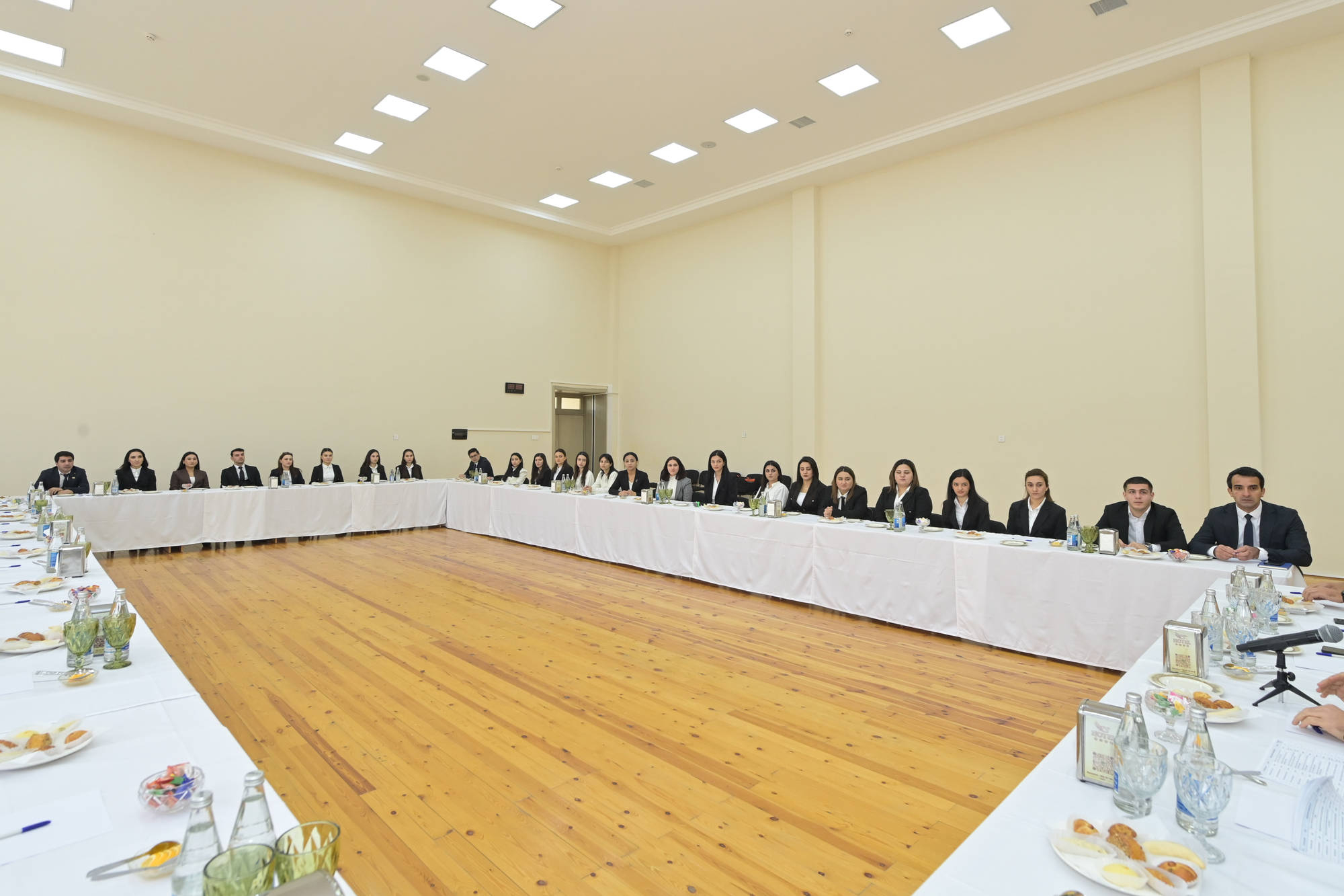 Elm və təhsil naziri Mərkəzi Aran üzrə gənc pedaqoji heyətlə görüşüb