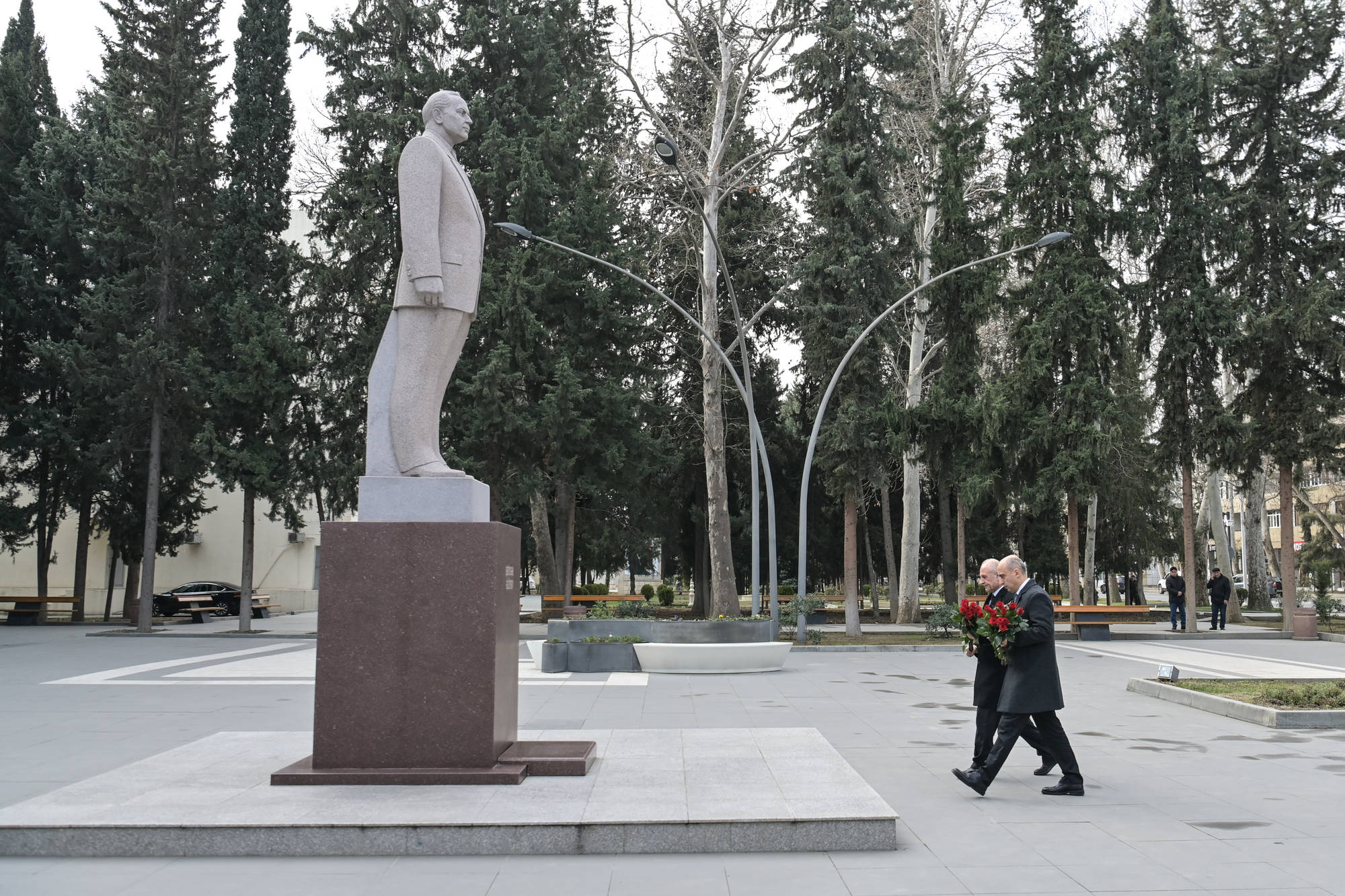 Nazir Mingəçevirdə Milli Qəhrəman Natiq Qasımovun adını daşıyan məktəbdə büstün açılışında iştirak edib