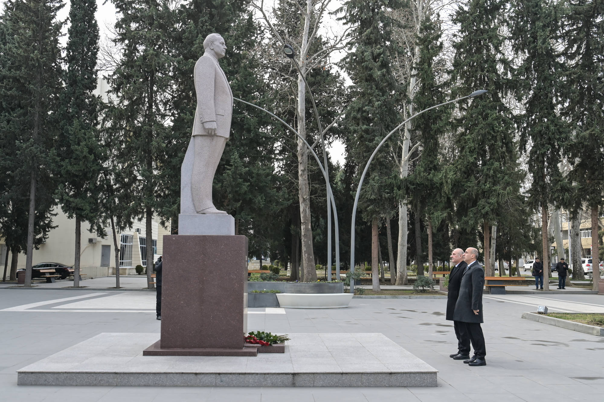 Nazir Mingəçevirdə Milli Qəhrəman Natiq Qasımovun adını daşıyan məktəbdə büstün açılışında iştirak edib