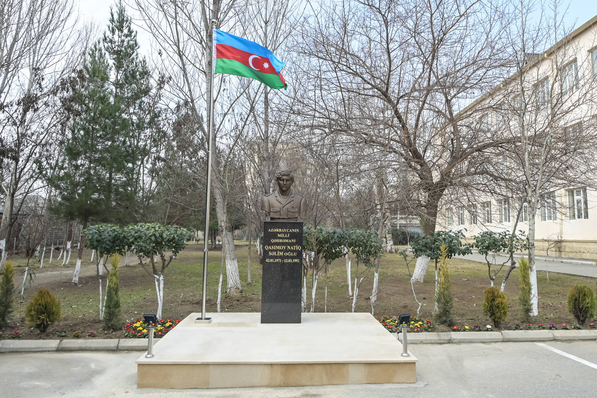 Nazir Mingəçevirdə Milli Qəhrəman Natiq Qasımovun adını daşıyan məktəbdə büstün açılışında iştirak edib