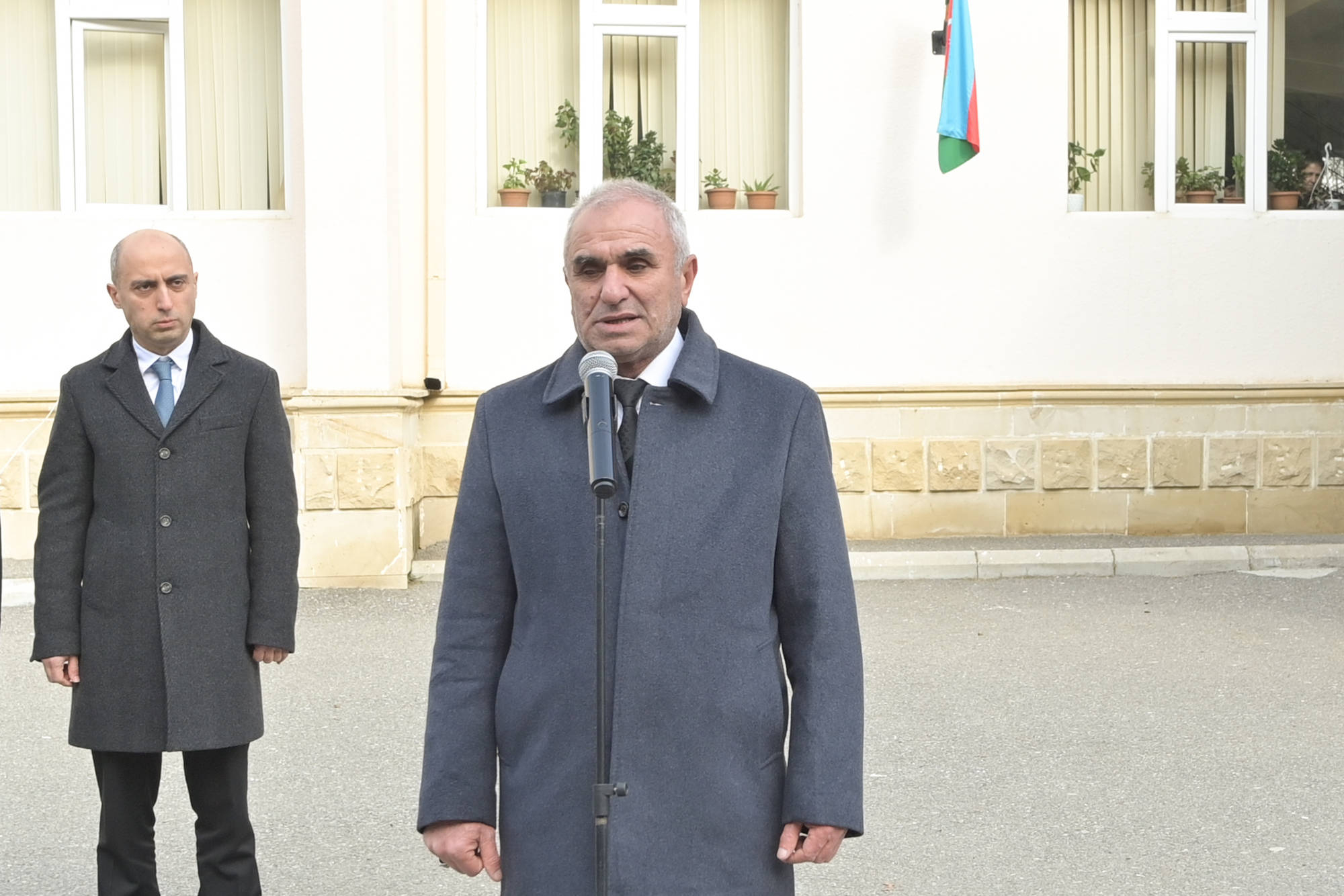 Nazir Mingəçevirdə Milli Qəhrəman Natiq Qasımovun adını daşıyan məktəbdə büstün açılışında iştirak edib