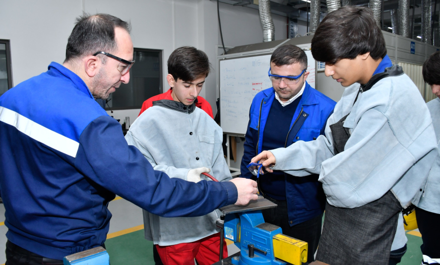 “Operatorlarımız universitet məzunlarından çox maaş alırlar”