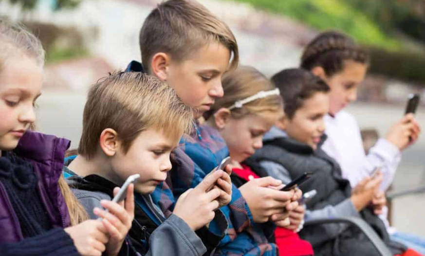 Avropanın hansı ölkələri uşaqlar üçün sosial medianı qadağan etməyi düşünür?