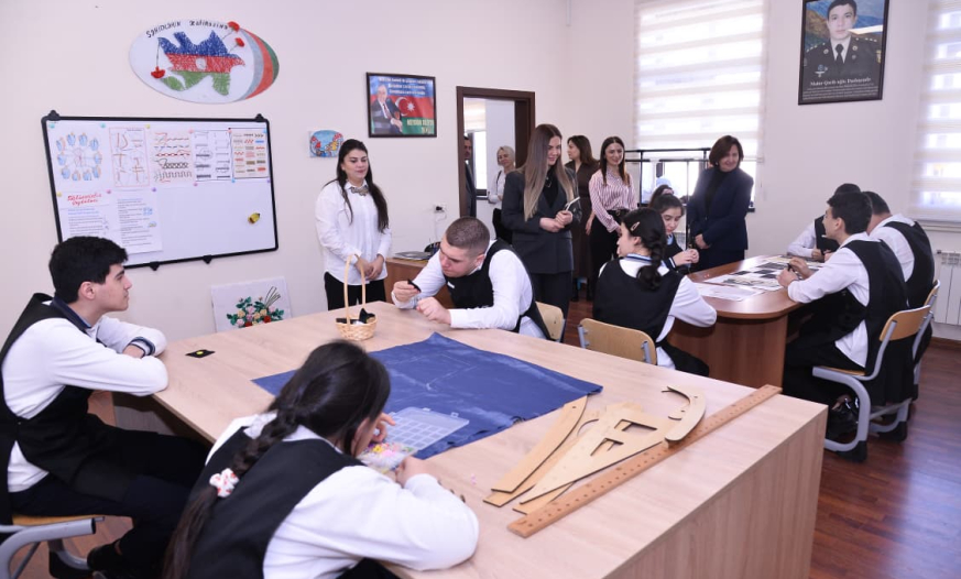 Bu sinifdə həm tikirlər, həm də güclənirlər