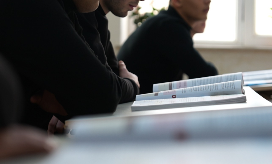 Yeniyetmə məhbuslar necə təhsil alırlar?