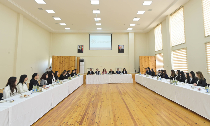 Elm və təhsil naziri Mərkəzi Aran üzrə gənc pedaqoji heyətlə görüşüb