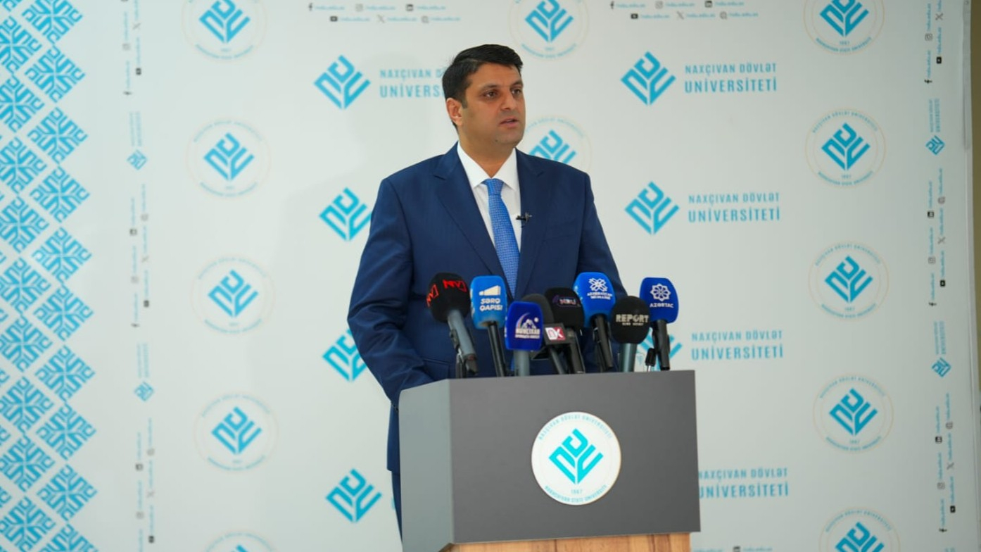 NDU-nun rektoru Elbrus İsayev media nümayəndələri üçün brifinq keçirib