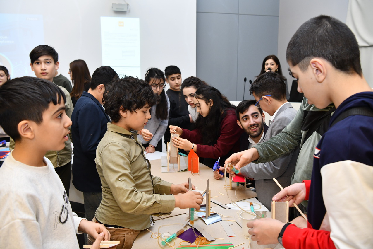 ADNSU-da şagirdlər üçün “Mühəndislik düşərgəsi” başa çatıb
