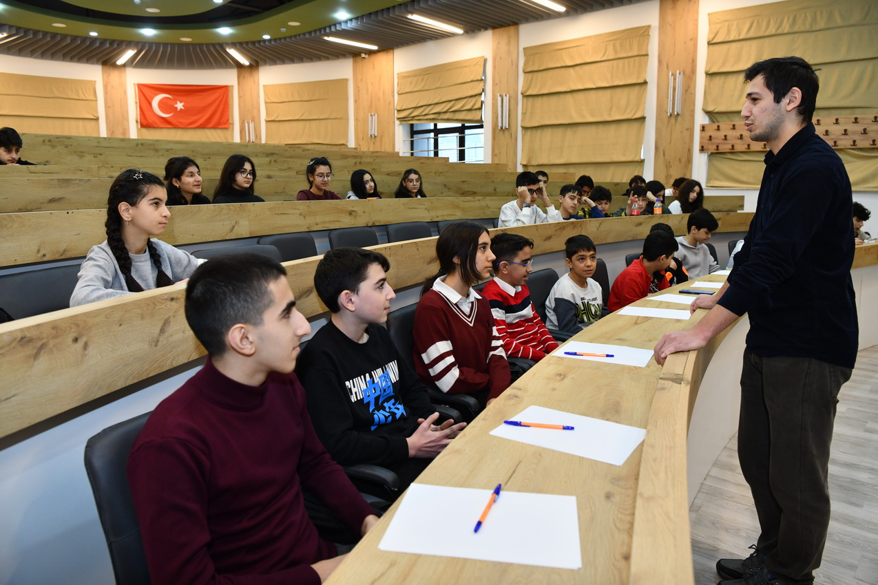 ADNSU-da şagirdlər üçün “Mühəndislik düşərgəsi” başa çatıb