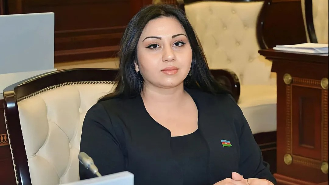 Deputat: Məktəblərdə ümumi formalardan kənara çıxmaq olmaz