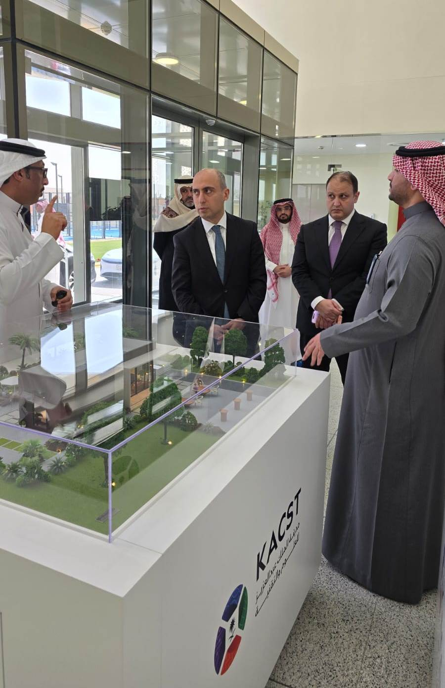 Emin Əmrullayevin rəhbərlik etdiyi nümayəndə heyəti Kral Əbdüləziz Elm və Texnologiya Şəhərində olub