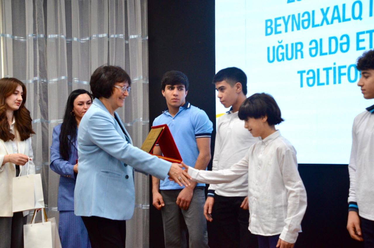 İdmanda uğur qazanan məktəblilər təltif olunublar