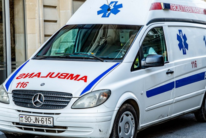 Bakıda şagird məktəbin pəncərəsindən yıxılıb