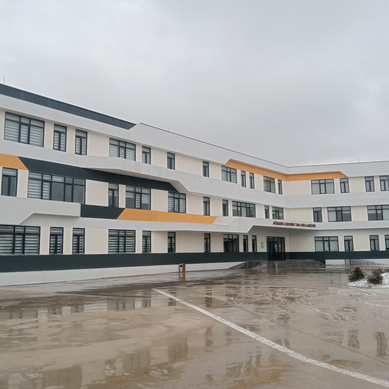 Abşeron məktəblərində sıxlıq azalır: