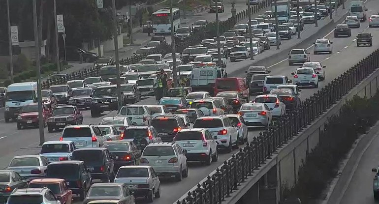 Bakıdakı təhsil müəssisələrinin nəqliyyat sıxlığına təsiri araşdırılır 