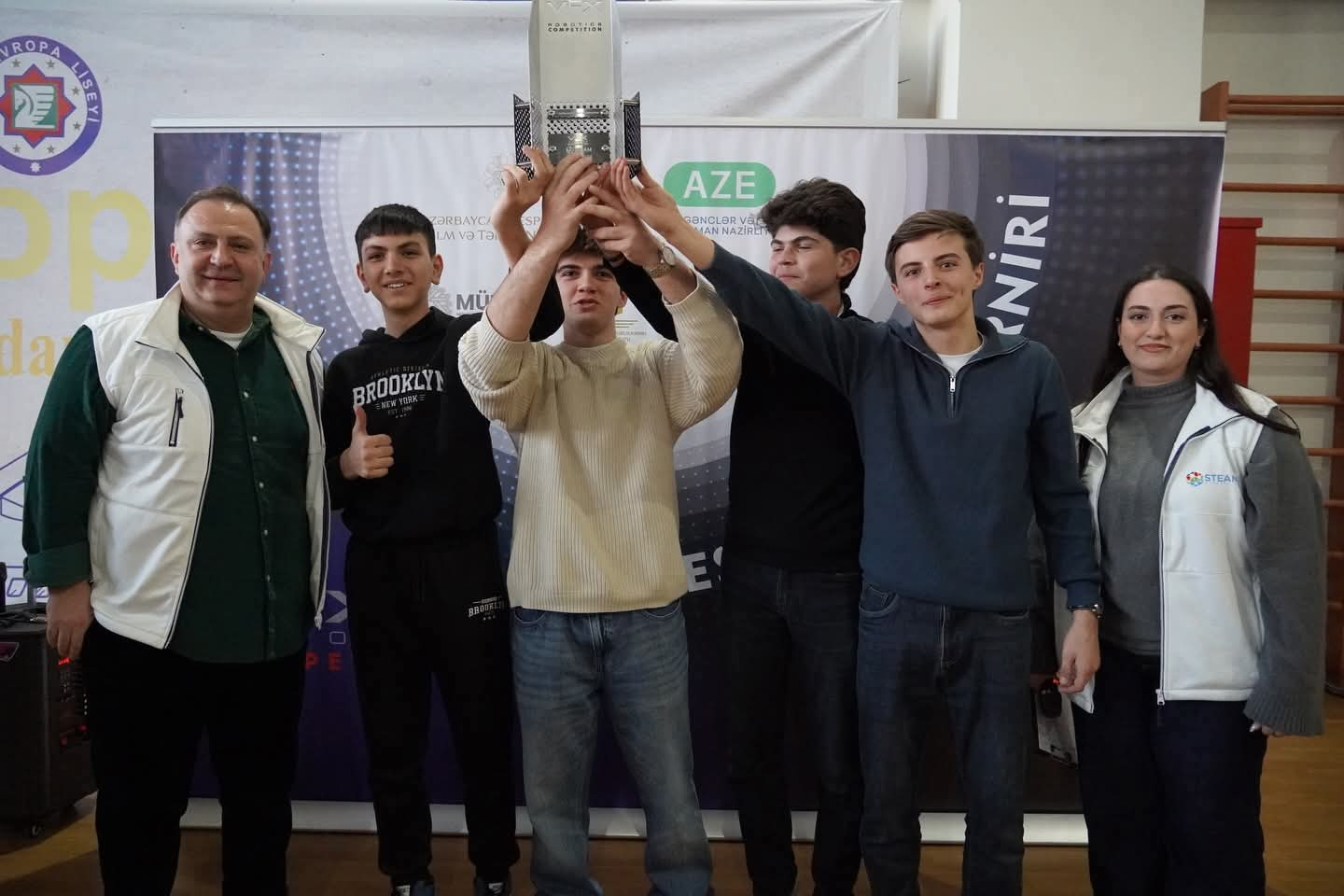 Gəncə məktəbliləri robototexnika üzrə respublika turnirinin qalibi olublar