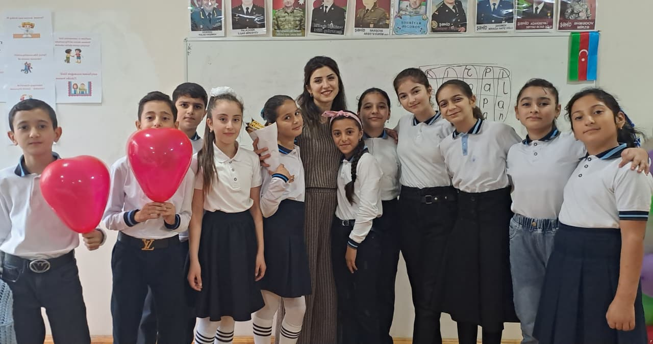 "Əvvəllər yalnız təbaşirlə dərs keçirdim, indi isə daim yeni üsullar axtarıram"