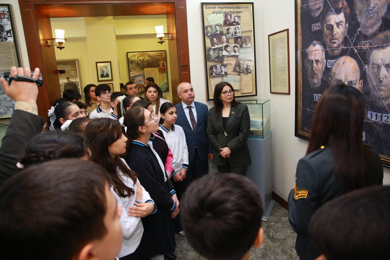 Sumqayıt məktəbliləri Memorial Soyqırımı Muzeyini ziyarət ediblər