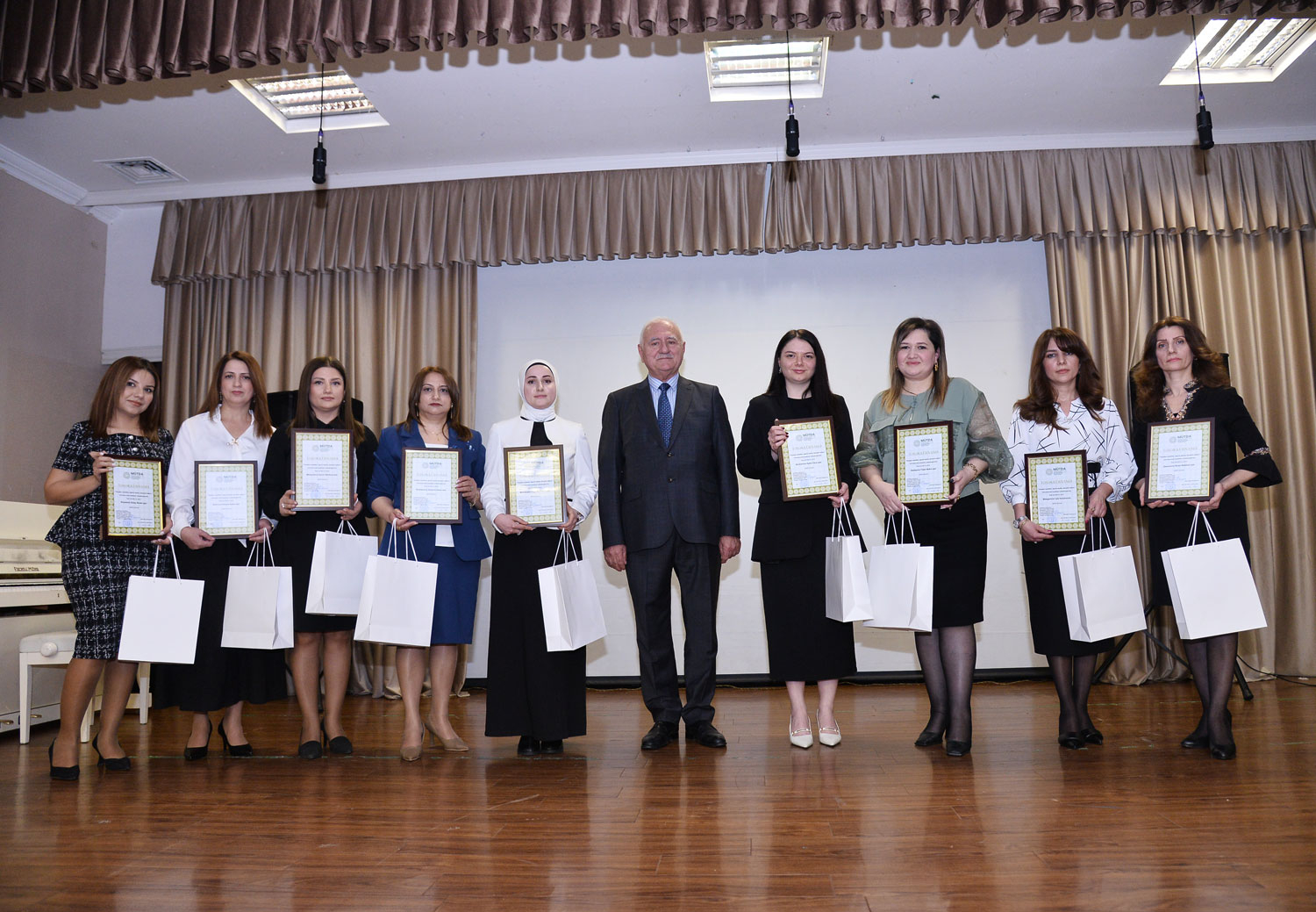 Yaradıcı müəllimlər təltif olunub