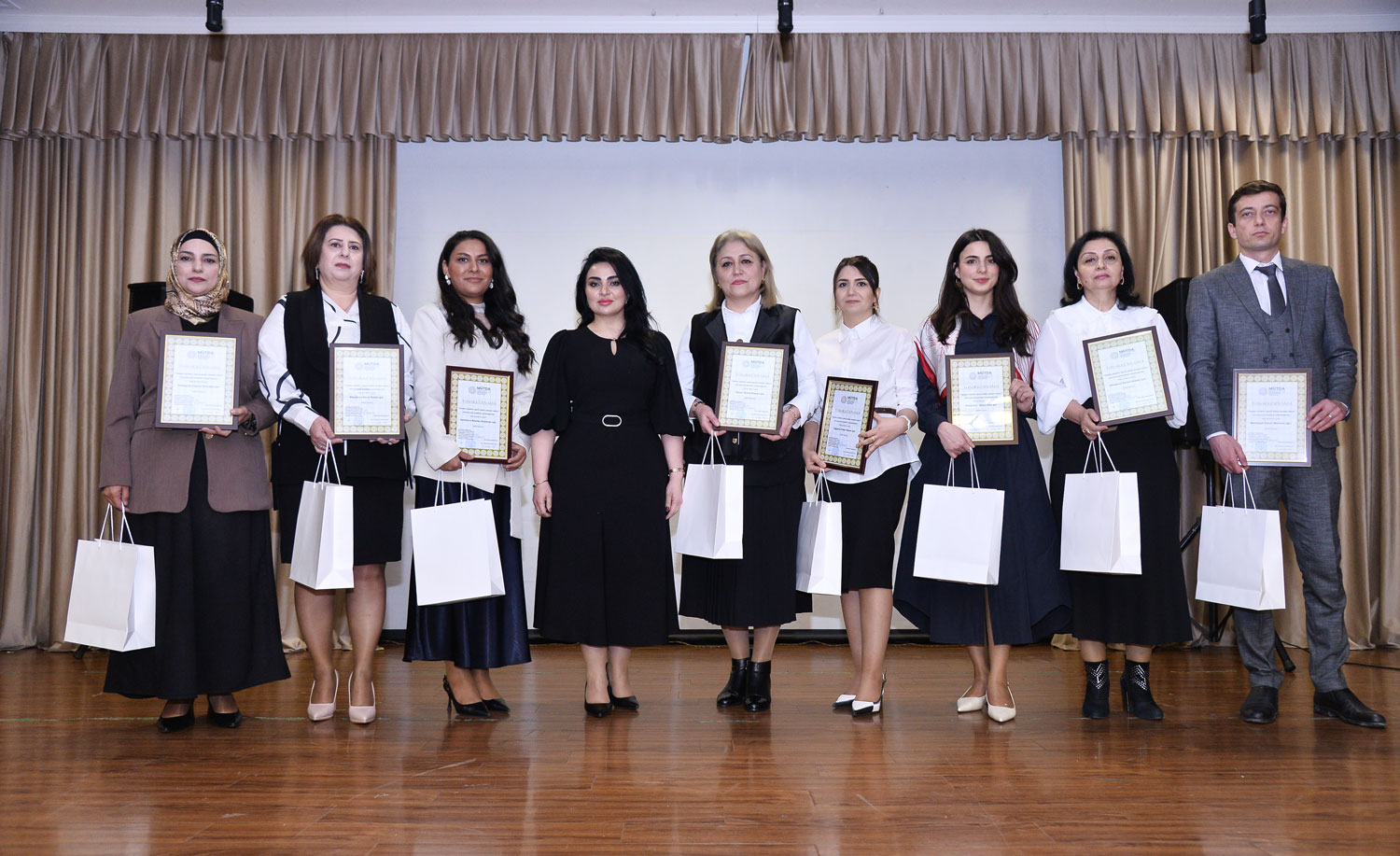 Yaradıcı müəllimlər təltif olunub