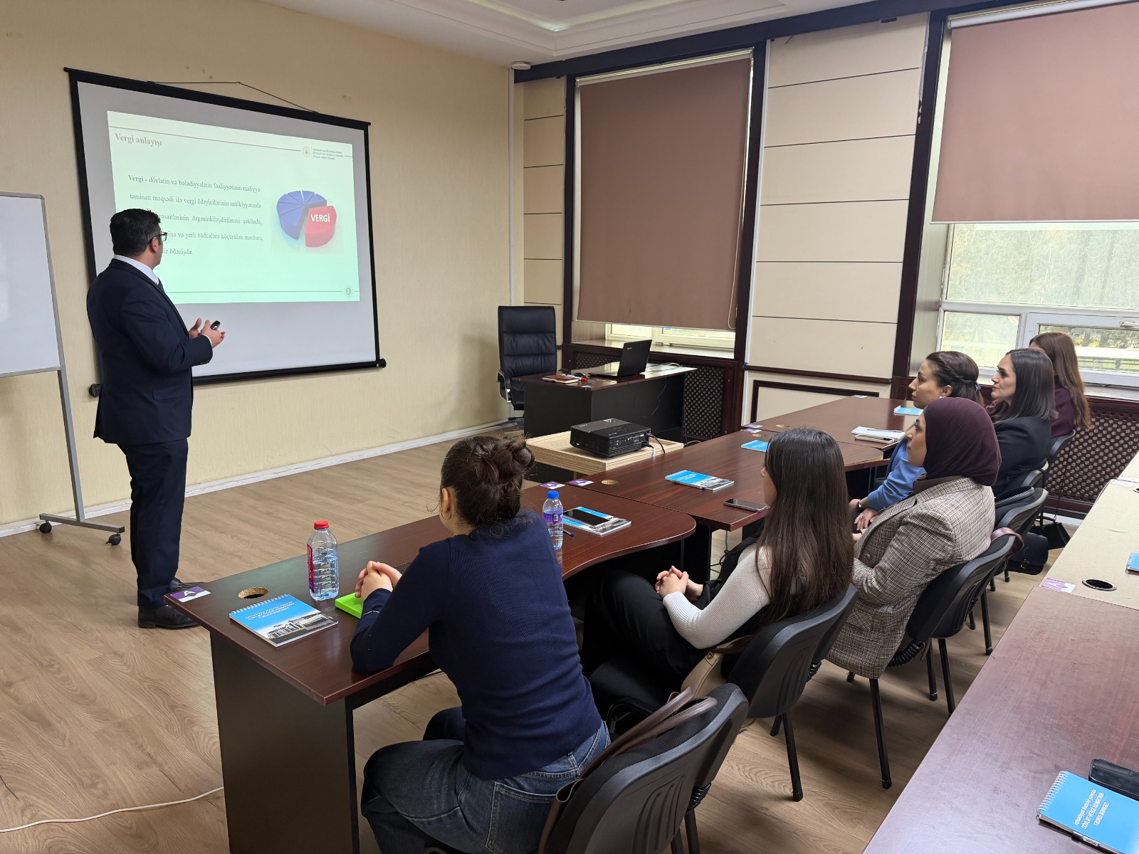 Peşə təmayüllü sinif müəllimləri üçün vergi təlimi keçirilib