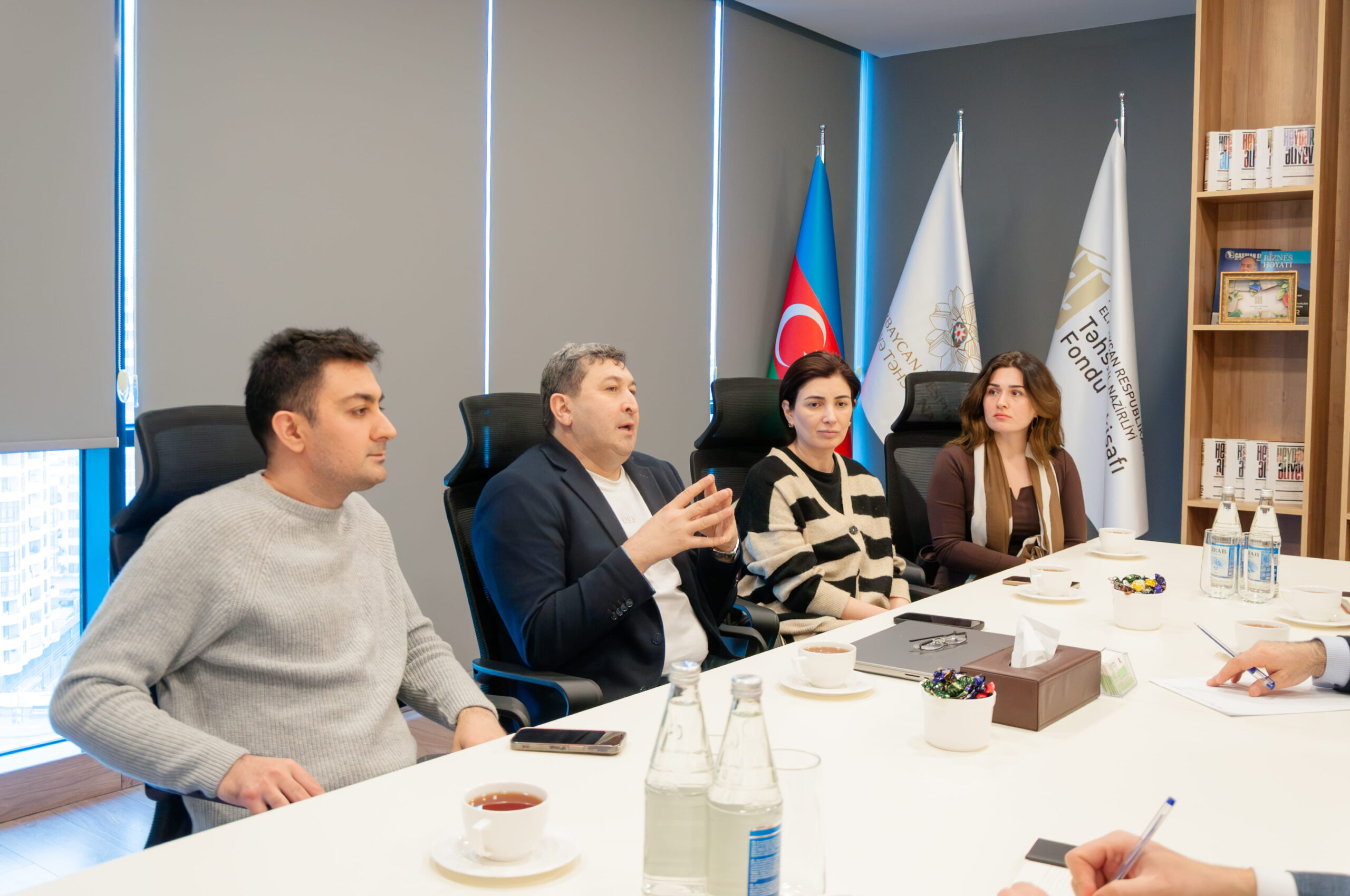 TİF-də tədqiqatçılarla görüş keçirilib