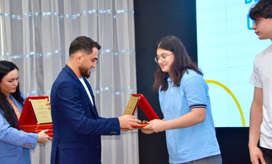 İdmanda uğur qazanan məktəblilər təltif olunublar
