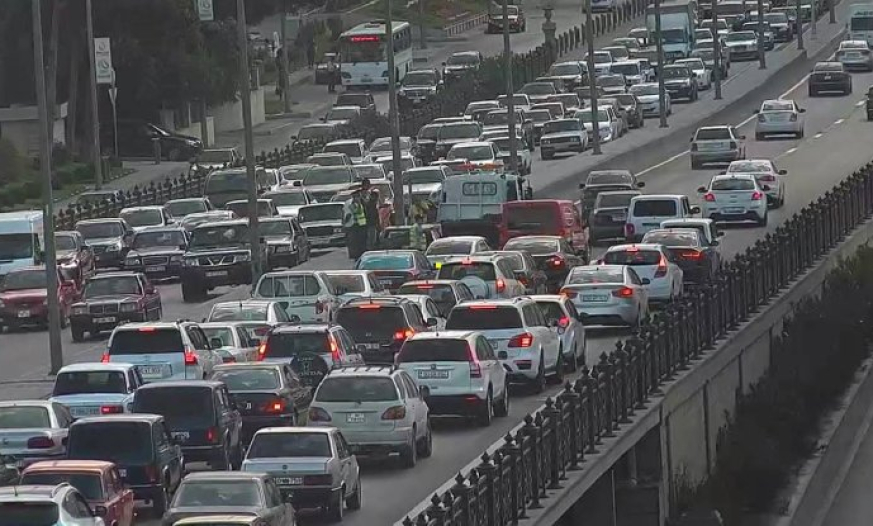 Bakıdakı təhsil müəssisələrinin nəqliyyat sıxlığına təsiri araşdırılır 