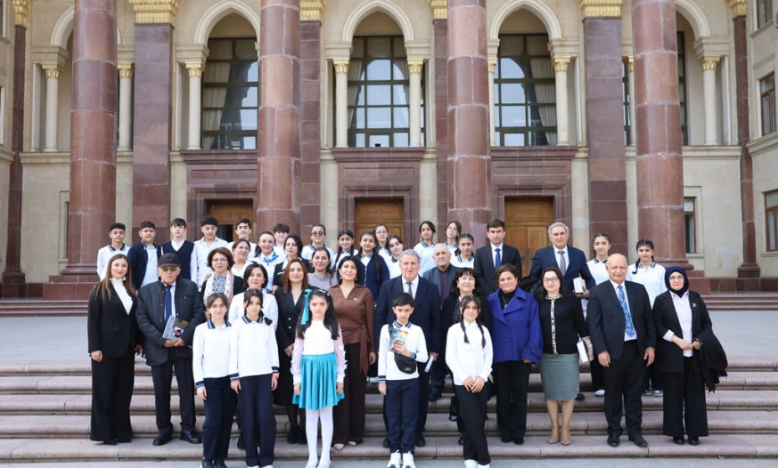 “Uşaq ədəbiyyatında ana dili məsələsi” mövzusunda tədbir keçirilib